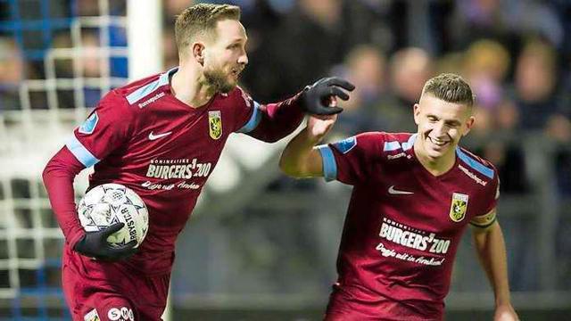 内线脚尖指 内线脚尖指